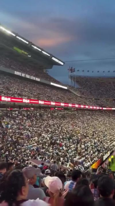 千呼万唤！超9万人观战阿根廷热身赛，下半场齐呼：我们要梅西！