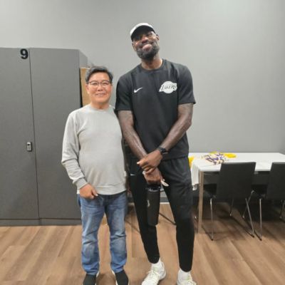 笑容满面！网友晒与詹姆斯打室内高尔夫合影：GOAT&高尔夫初学者