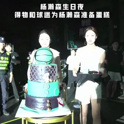 杨瀚森街球场上过生日 与前CBA外援威姆斯英文畅聊无压力