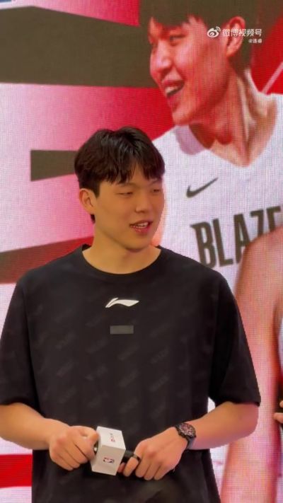 解说：杨瀚森明显瘦了 比去年定妆照瘦了几圈 下颌线清晰可见