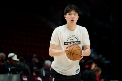 随行翻译：杨瀚森在挑战NBA的路上很刻苦 试训时6点多起床 1周6练