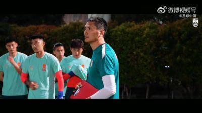 百场荣耀铸传奇，总有人更年轻 INSIDE·微纪录——新加坡1-2中国