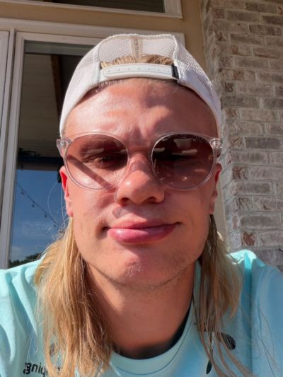 阳光开朗大男孩！正在备战世界杯的哈兰德晒自拍照