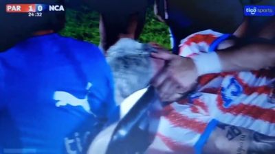 距世界杯首战仅一周，巴拉圭国脚恩西索友谊赛受伤捂脸落泪