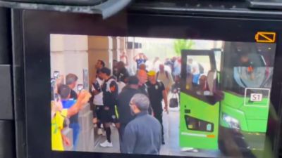 巴西国脚不理会球迷引发不满，马尔基尼奥斯招呼队友回来互动