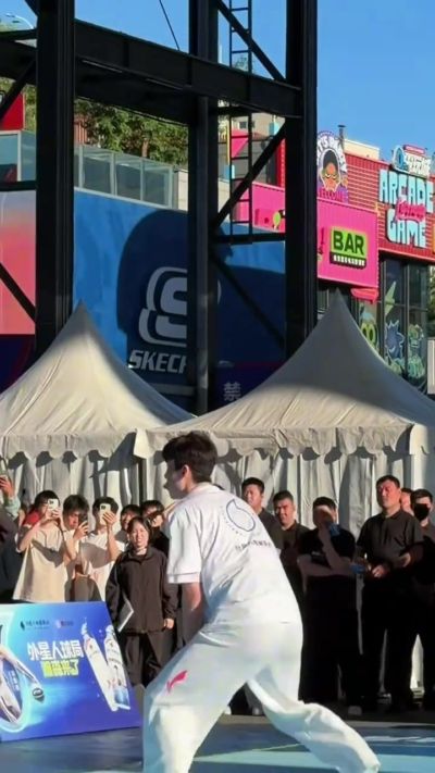 杨瀚森来北京参加活动 秀霸气四连扣 和小学生组队被绝杀