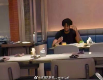 媒体人：怀特塞德未离队今早现身酒店餐厅 昨晚赛后颁奖没有现身