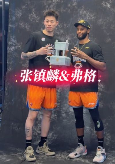 霸气凡尔赛！摄影师让比1 张镇麟弗格默默伸出4根手指