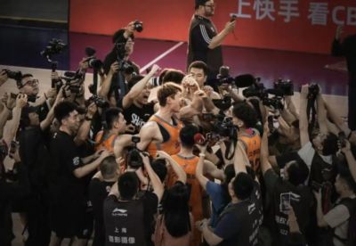 右侧腹内斜肌部分撕裂!王哲林:不论过程有多艰难 各位都别放弃