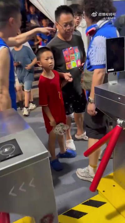 赛后围堵穿武磊球衣小球迷！警方通报：3人因寻衅滋事被行政拘留