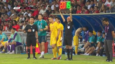 国足继续换人！韦世豪、王钰栋下场，高天意、戴伟浚登场