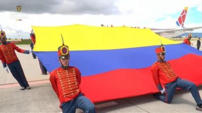 世界杯即将到来！每体：哥伦比亚总统向国家队授旗