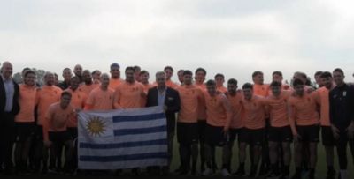 世界杯即将到来！每体：乌拉圭总统向国家队授旗