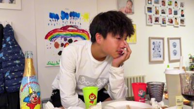 泪崩！拉玛西亚中国第一人李昊炎回忆踢球历程时泪崩，相拥而泣