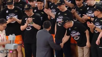 哈哈！上海夺冠庆祝瞬间 礼花没准时喷出 于嘉专门又喊捧杯一遍