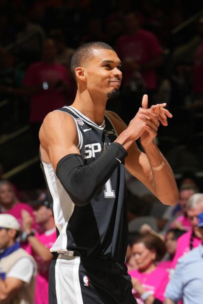 巴克利：文班让我感觉NBA未来前景光明 但今年马刺不会夺冠