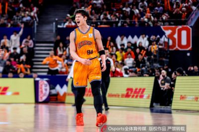 媒体人：王哲林右侧腹内斜肌部分撕裂本该休战4-6周 他打封闭出战