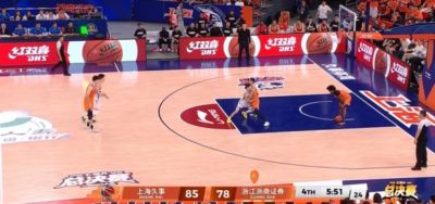 赶紧上抢啊!上海后场开球地滚球浪费15秒左右
