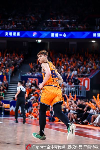 无敌了！王哲林三节13中8砍下20分11板 5前场板