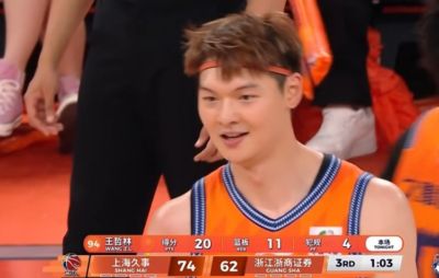 犯规麻烦！王哲林三节未结束个人4犯 此前张镇麟也4犯