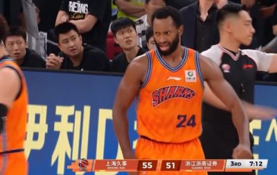老将很强硬！弗格篮下抢板直接对抗打成2+1 振臂庆祝