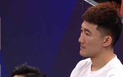 心里是不是很着急呢？孙铭徽现身场边 因发烧缺席关键战G5！