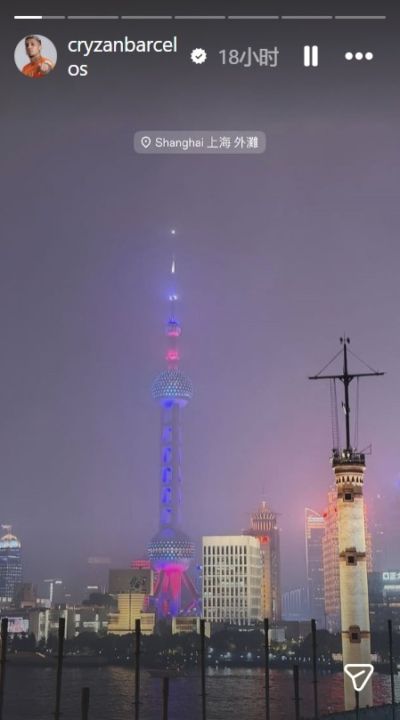 克雷桑与女友同游上海,两人与东方明珠合影还在健身房健身