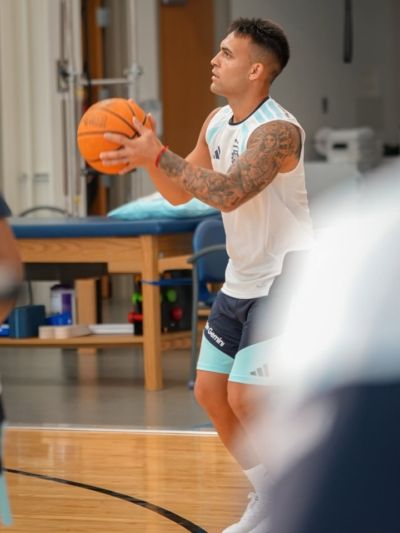 放松一下！阿根廷国家队训练后打了一会儿篮球🏀劳塔罗投篮