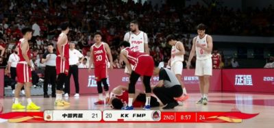 希望没事啊！徐昕被对手撞倒在地 缓了缓后被换下场