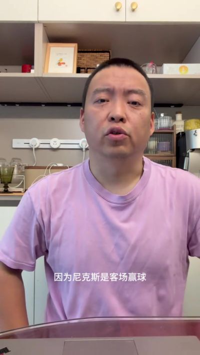 解说：米奇刚开始就犯错 不应该用文班去防唐斯 应该防哈特