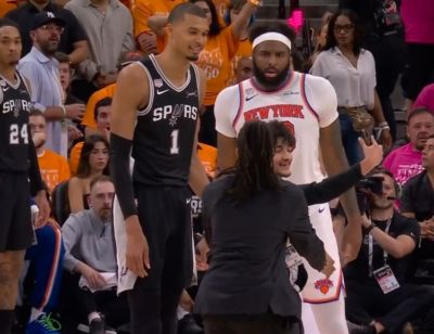 球迷冲入场内求合影！文班：我很吃惊 惊讶程度堪比蝙蝠飞进球场