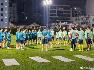 前方直击！国足落地新加坡后当晚训练，伊万带队曾使用过这片场地