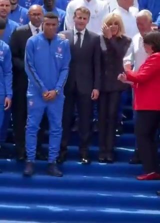 依旧是最爱！马克龙探班法国队，合影环节时特意将姆巴佩拉到身边