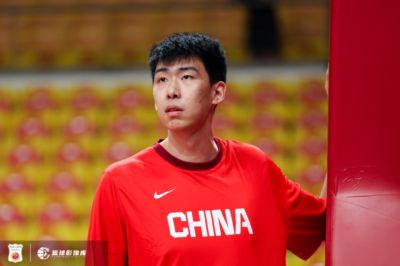 媒体人：徐昕防守面积有限 进攻手段偏少 但确实打得越来越好了