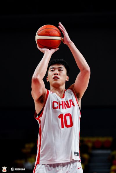 媒体人：积极、敏锐、高效、从容 王俊杰的比赛气质太招人喜欢了