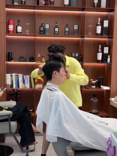 换个时兴的发型！杨瀚森训练后做了个头发