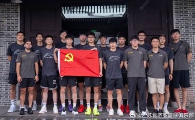 江苏肯帝亚男篮教练员、队员走博物馆开启研学教育活动
