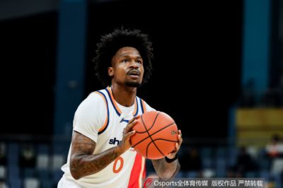 媒体人：上海想赢怕输犹豫导致失误不断 广厦背水一战全力死磕
