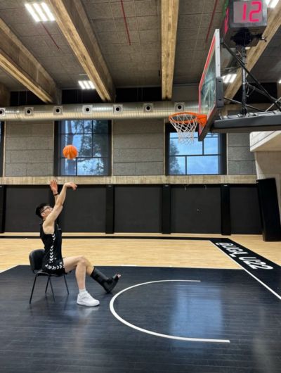 左脚带着护具！余嘉豪回应：只是清理脚踝里的碎骨 没有其他问题
