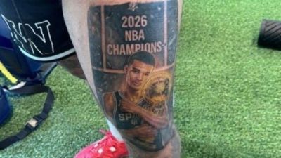 真有自信！一马刺球迷在西决2-3落后时纹身“文班亚马26年夺冠”