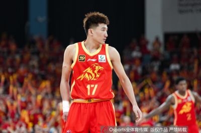 仅替补登场6分40秒！媒体人：孙铭徽上场时间骤降打乱上海部署