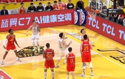 张镇麟背身单打造犯规 抛投在篮筐上停了一下还是掉进去了