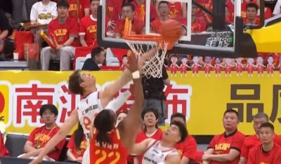王哲林送出精彩大帽！但广厦拿到前板造成张镇麟第3犯 后者下场