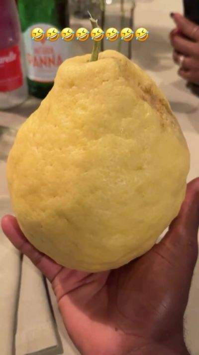 略显惊讶！詹姆斯晒旅行途中遇到巨型柠檬：什么鬼？！