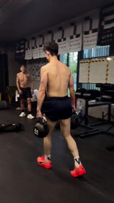 王岚嵚社媒晒训练视频：享受虐自己的过程🫡