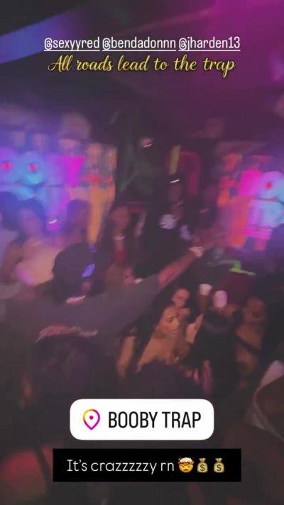 美金满天飞!美网友晒视频:哈登现身夜店与女说唱歌手握手打招呼