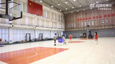 中国女篮最新训练视频出炉：外线训练师手把手强化技术细节