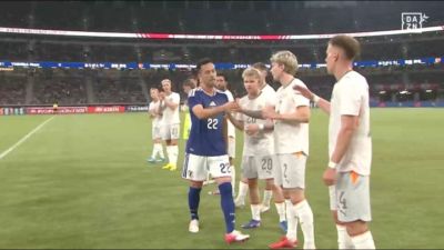 队长告别赛！37岁吉田麻也第14分钟被换下，两队球员列队致敬