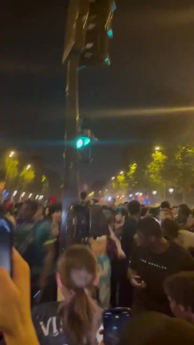 塞尔电台：巴黎街头球迷发生骚乱，已有130人被捕