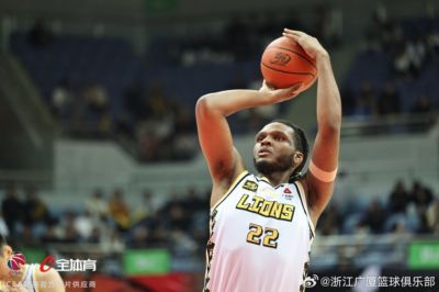媒体人：广厦下赛季无论怎么样 卡尔顿和桑普森都不能留了